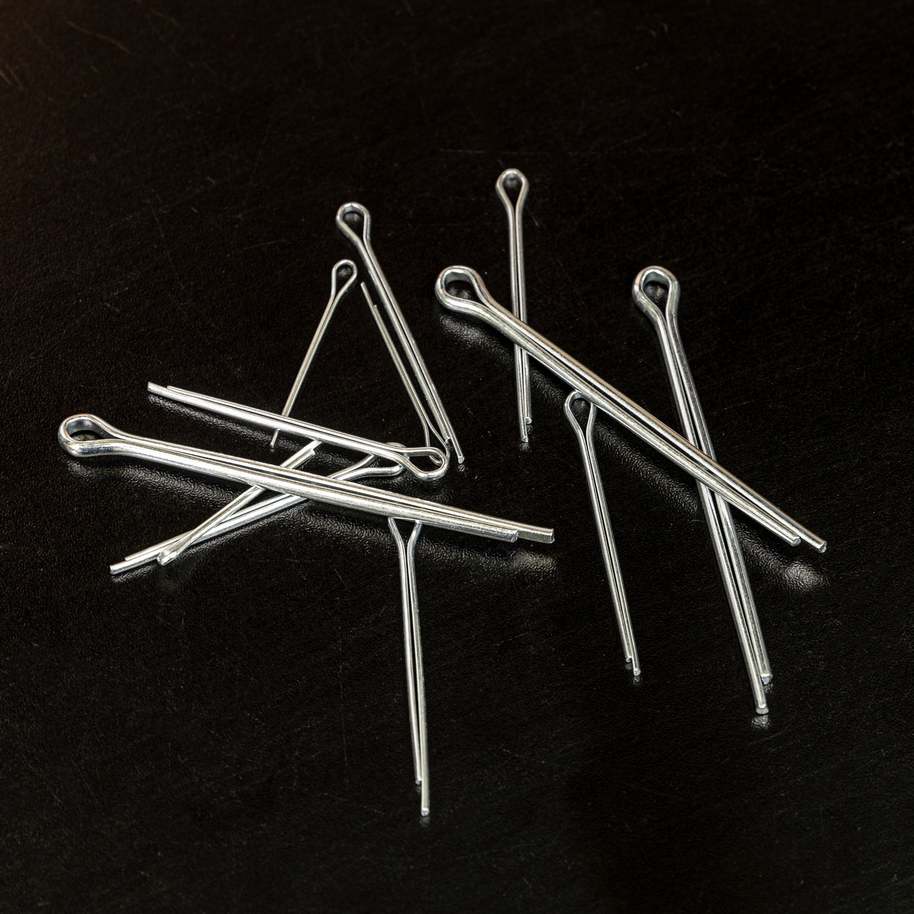 Cotter Pin Assortment — Zinc-Plated Steel Split Pin Fastener Clips (555-Piece)